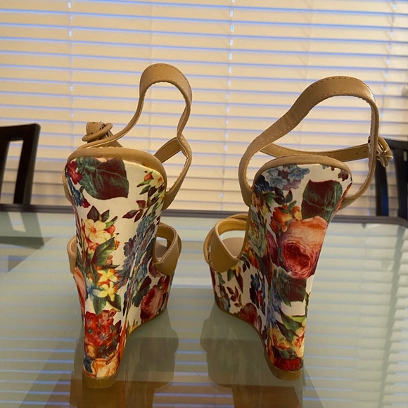 Tan Wedge Sandal with flower pattern - Picture 2 of 5